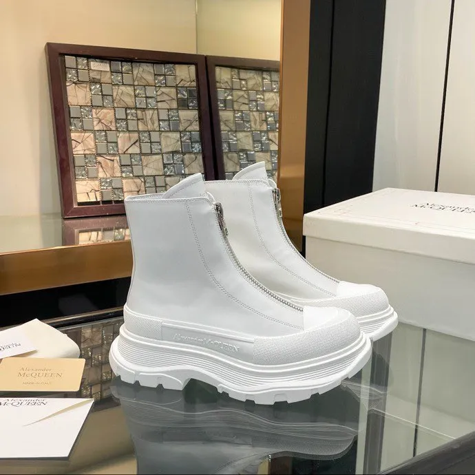👟👟Ex-factory price 620👟👟 Men +10 🔥4050 McQueen’s new popular women’s boots and couple shoes🔥 Original 1:1 replica, the highest version! AIexanderMcQUEEN✅ products have been certified, endorsed by many celebrities such as Guli Nazha, Wu Lei, and Internet celebrity bloggers, and have fashion models on the T stage of Milan Fashion Week! Front zipper design, easy to wear, 6 cm heel height, comfortable to wear and heighten your legs, fabric: top grain calfskin/ lining: imported sheepskin feet: imported sheepskin, women's size 35-40 (40 must be customized). Men's size 39-45 (45 must be customized). Color: black/white, all black, off-white. Packaging: Matching counter packaging certificate pure cotton bag.
